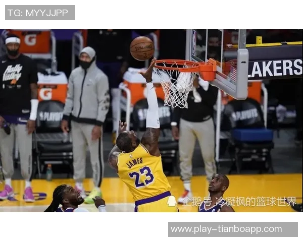詹姆斯赠送字母哥签名球衣球员间友谊再升温引发热议